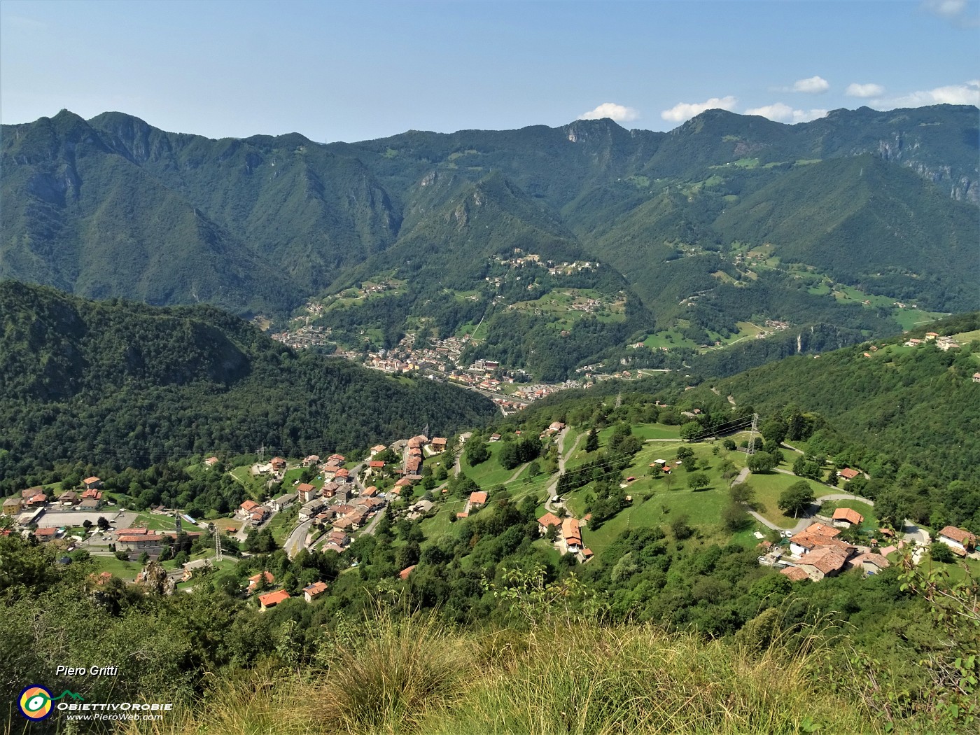 61 Dalla cresta del Corno con la panchina gigante  vista panoramica su Santa Croce, San Pellegrino Terme e i suoi monti.JPG